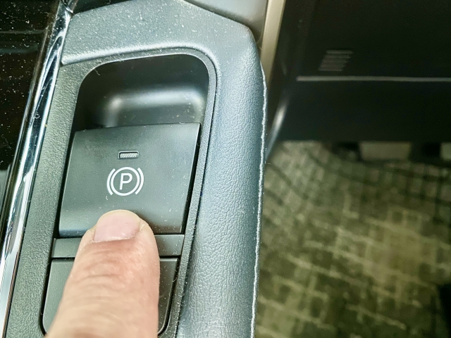 パーキングブレーキの調整手順を解説する整備写真