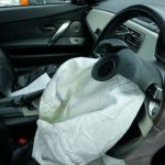 スキャンツールでエアバッグ警告灯を診断する様子