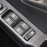 パワーウィンドウの操作スイッチを接写した車内の写真