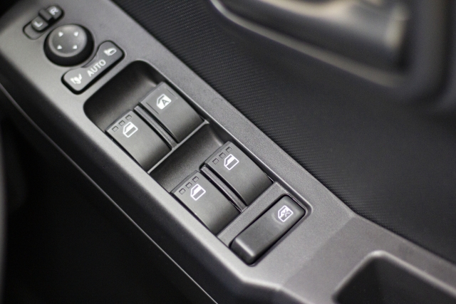パワーウィンドウの操作スイッチを接写した車内の写真