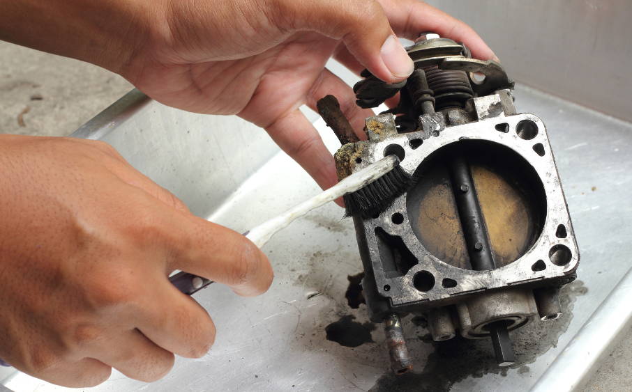 スロットル開度とカーボンの固着を点検・整備している例