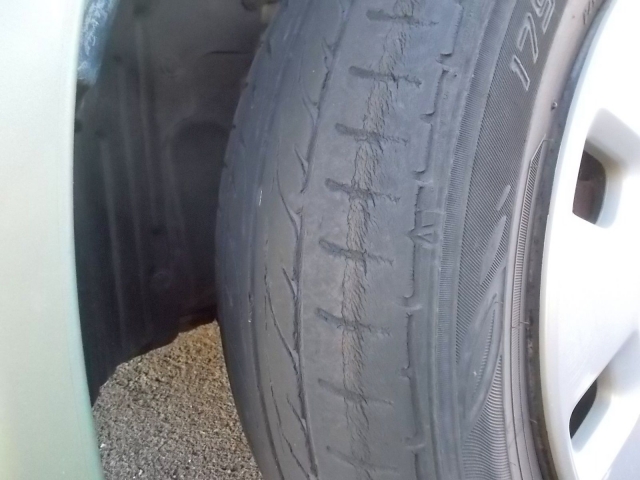 スリップサインが露出した摩耗タイヤと車検で不合格になる例