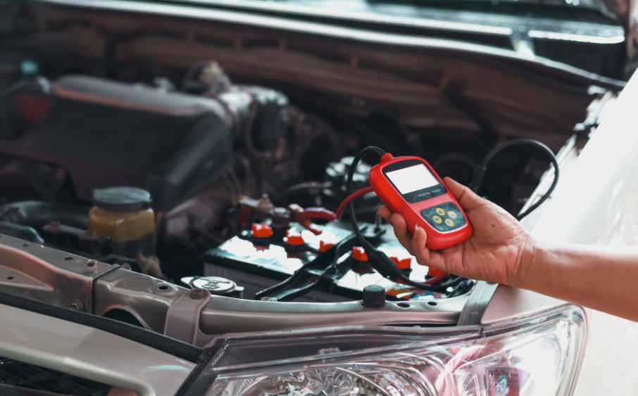 ディーゼル車のSCV不調をスキャンツールで診断する整備士の作業風景