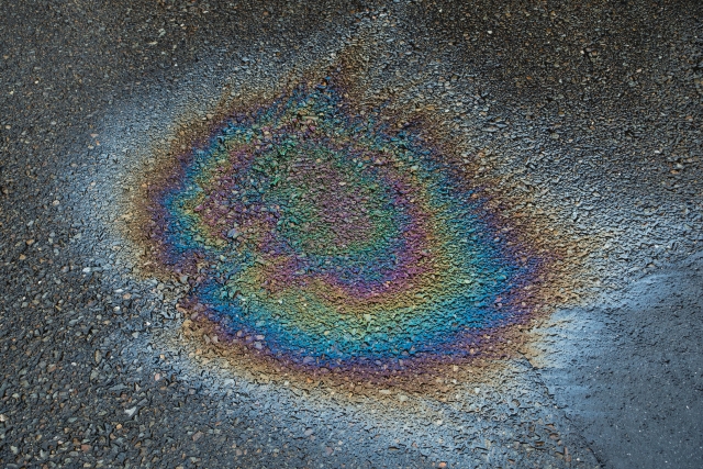 車の下回りからオイルがにじみや漏れとして確認できる様子