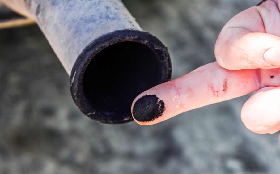 DPF再生を繰り返して触媒が詰まった車と整備士