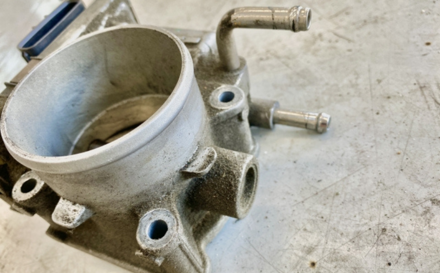 スロットルボディ内部に蓄積したカーボン汚れの例｜EGRやブローバイガスの影響